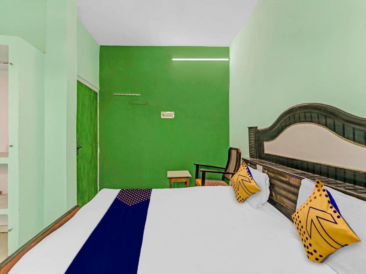 Spot On 81122 Saket Honest Hotel Ayodhya Buitenkant foto